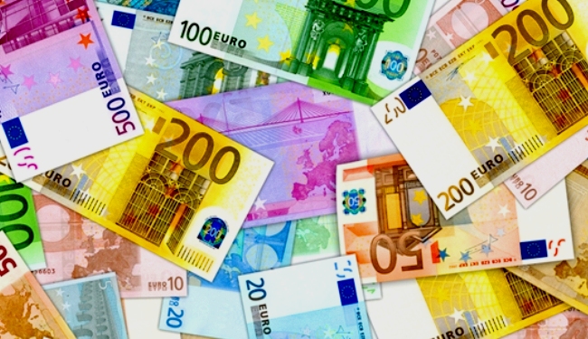 Evro je pomesan nakon sto je tekuci racun evrozone pao u avgustu, vise nego sto se predvidjalo